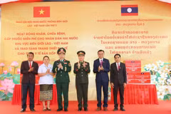 Le général d’armée Phan Van Giang, vice-Premier ministre et ministre de la Défense, et son homologue lao, le général d’armée Khamliang Outhakaysone, au 3ᵉ Échange d'amitié sur la défense frontalière Vietnam-Laos. Photo: baotintuc.vn