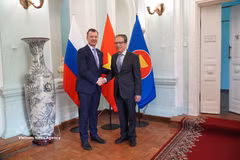 L’ambassadeur du Vietnam en Russie, Dang Minh Khoi (droite) et le premier vice-président du Conseil de la Fédération de Russie, A. Yatskin. Photo: VNA