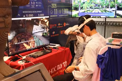 Espace d'exposition à la conférence "Semi-conducteurs et hautes technologies de Da Nang 2026". Photo: VNA