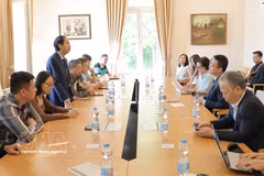 Séance de travail de la délégation de la Maison d’édition de l’éducation du Vietnam avec le professeur et docteur Dang Hoang Linh, chargé d’affaires de l’ambassade du Vietnam à Berlin. Photo: VNA