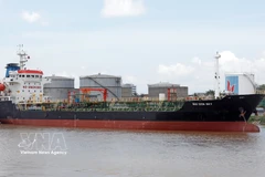 Importation de produits pétroliers au port de Hai Phong. Photo : VNA