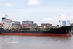 Importation de produits pétroliers au port de Hai Phong. Photo : VNA