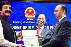Remise de la décision nommant Rizwan Fareed, un homme d'affaires pakistanais respecté, au poste de consul honoraire du Vietnam. Photo: VNA