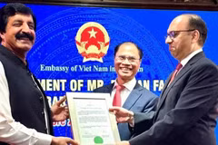 Remise de la décision nommant Rizwan Fareed, un homme d'affaires pakistanais respecté, au poste de consul honoraire du Vietnam. Photo: VNA