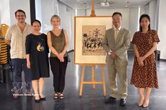 L’ambassadeur vietnamien Trinh Duc Hai (2e de droite) et la directrice du Musée d’Art et d’Histoire Paul Éluard, Valérie Perlès (3e de droite) à côté de l’œuvre originale "Vive la Paix", réalisée par le peintre Pablo Picasso. Photo: VNA
