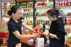 À l'approche du Nouvel An lunaire 2026, le marché des cadeaux connaît une évolution marquée, les produits OCOP. Photo: VNA