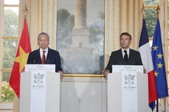 Le secrétaire général du Parti et président vietnamien Tô Lâm (gauche) et le président français Emmanuel Macron annoncent l’établissement du Partenariat stratégique global Vietnam-France à l’occasion de la visite du dirigeant vietnamien en France, en octobre 2024. Photo : VNA