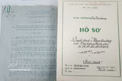 Dossiers relatifs à l'attribution du certificat « To quoc ghi cong ». Photo: VNA