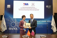 La directrice de la VNA, Vu Viet Trang, présente le livre photo « 100 ans de la presse révolutionnaire vietnamienne (1925-2025) » à un ami international. Photo : VNA