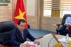 Singature en ligne de l'accord Vietnam-Singapour sur la mise en œuvre de l’article 6 de l’Accord de Paris sur le climat. Photo: VNA