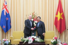 Le président du Comité populaire de Hô Chi Minh-Ville, Nguyen Van Duoc (droite) et le Premier ministre néo-zélandais Christopher Luxon. Photo: VNA