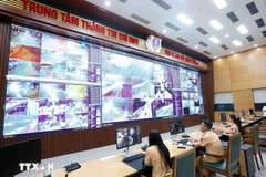 Supervision de la circulation 24h/24 et 7j/7 au Centre de commandement et d'information du Département de la police de la circulation du ministère de la Sécurité publique. Photo : VNA