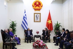 Le vice-Premier ministre Ho Quoc Dung (droite) reçoit le premier vice-président du Parlement hellénique, Ioannis Plakiotakis. Photo: VNA