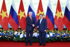 Le Premier ministre Pham Minh Chinh (droite) reçoit le président de la Douma d’État de Russie, Viatcheslav Volodine. Photo: VNA