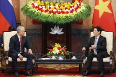 Le président Luong Cuong (droite) reçoit le président de la Douma d’État russe. Photo:VNA