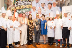 L’ambassadeur du Vietnam en Autriche, Vu Le Thai Hoang, et Gertrud Tauchhammer, rédactrice en chef du magazine SOCIETY, en compagnie d’artisans culinaires vietnamiens lors du Pho Cultural Road Show Europe 2026. Photo : SOCIETY