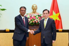 Le ministre des Affaires étrangères, Le Hoai Trung (droite) et l’ambassadeur non-résident du Népal au Vietnam, Dhan Bahadur Oli