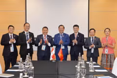 Rencontre entre le président de la Commission économique et financière de l'AN vietnamienne, Phan Van Mai et Mardani Ali Sera, chef de la délégation indonésienne et président du Comité de coopération interparlementaire du Parlement indonésien. Photo: VNA