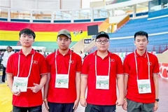 Les quatre lycéens vietnamiens ayant participé à l'IOI 2025. Photo: VNA