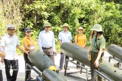 Visiteurs au site écotouristique "Piste légendaire de Truong Son et Grotte du Commandement" à Quang Tri. Photo: VNA