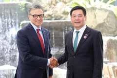 Le ministre de l'Industrie et du Commerce, Nguyên Hông Diên (droite) rencontre le président et chef de la direction du Conseil canadien des affaires, Goldy Hyder. Photo: VNA