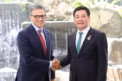 Le ministre de l'Industrie et du Commerce, Nguyên Hông Diên (droite) rencontre le président et chef de la direction du Conseil canadien des affaires, Goldy Hyder. Photo: VNA