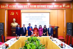 Signature d'un protocole d'accord entre la Zone des vestiges du Président Hô Chi Minh au Palais présidentiel et l’Université d’État de Saint-Pétersbourg. Photo: VNA