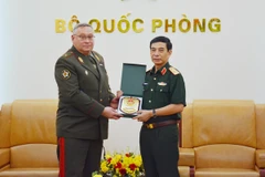 Le général Phan Van Giang, vice-secrétaire de la Commission militaire centrale et ministre de la Défense, reçoitnle général de division Pavel Muraveiko, chef d’état-major général des Forces armées et premier vice-ministre de la Défense de la Biélorussie. Photo: VNA