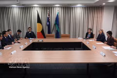Séance de travail entre la délégation de l’Académie nationale de politique Hô Chi Minh et du Conseil des études théoriques du Comité central du Parti et le ministère australien des Affaires étrangères et du Commerce. Photo: VNA