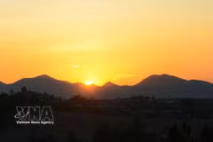 La colline de Vong Canh dévoile toute sa poésie au soleil couchant, quand les derniers rayons illuminent le cours d'eau, harmonieusement entouré par les reliefs et les pinèdes. Photo: VNA