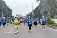 Participants au tournoi Halong Bay Heritage Marathon. Photo: VNA