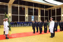 Tran Cam Tu, à la tête d"une haute délégation du PCV, rend hommage au président de l’Assemblée nationale lao, Xaysomphone Phomvihane. Photo: VNA