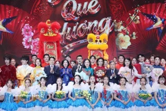 Le président Luong Cuong, son épouse et des artistes participant au programme artistique spécial "Printemps au pays natal 2026". Photo: VNA