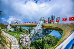 Le pont d'or, l'un des sites incontournables à Da Nang. Photo: VNA