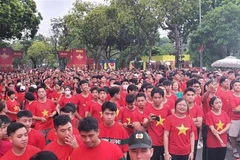 Plus d’un million de personnes à travers le pays ont participé le 16 août au matin à une marche pour un Vietnam uni, fort et durable dans la nouvelle ère. Photo: VNA