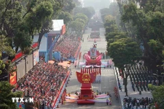 Défilé à Ho Chi Minh-Ville en l'honneur du 50e anniversaire de la Libération du Sud et de la Réunification nationale. Photo: VNA