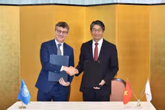 Le représentant en chef de l’UNESCO au Vietnam, Jonathan Wallace Baker (à gauche), et l'ambassadeur du Japon au Vietnam, Ito Naoki, lors de la cérémonie de signature. Photo: VNA