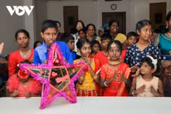 Des enfants, adolescents sri-lankais et vietnamiens célèbrent la Fête de la Mi-Automne. Photo: VNA
