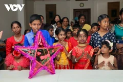 Des enfants, adolescents sri-lankais et vietnamiens célèbrent la Fête de la Mi-Automne. Photo: VNA