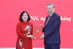 Le secrétaire général du Parti, Tô Lâm remet la décision à Bùi Thi Minh Hoài. Photo: VNA
