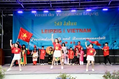 Un numéro artistique d'enfants vietnamiens dans le cadre de la « Journée de la culture vietnamienne » au zoo de Leipzig. Photo: VNA