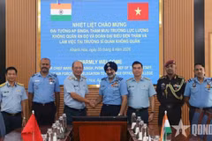 Des responsables de l'École des officiers de l'armée de l'air du Vietnam accueillent la délégation de l'Armée de l'air indienne. Photo: qdnd.vn