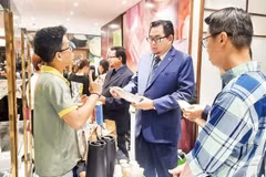 Des investisseurs étrangers découvrent des produits alimentaires exposés au Centre de promotion du commerce et des investissements de Hô Chi Minh-Ville. Photo : nhandan.vn