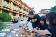 Des jeunes interagissent avec des œuvres d'art au Musée national d'histoire lors du Festival de design créatif de Hanoï 2024. Photo : VNA