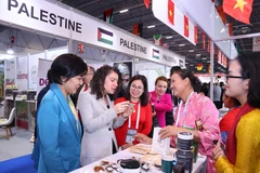 Des délégués visitent le stand de la Coopérative verte de Hanoï (Vietnam) lors du salon Halal Expo 2025 en Turquie, en novembre 2025. Photo : VNA