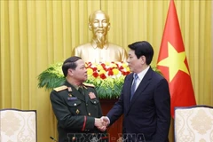 Le président Luong Cuong reçoit le général de division Vongsone Inpanphim, vice-ministre de la Défense et président du Département général de la politique de l’Armée populaire lao. Photo: VNA