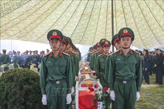 Cérémonie commémorative et d’inhumation des restes de 10 soldats volontaires vietnamiens tombés au Laos. Photo: VNA