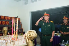 Des délégués rendent un hommage solennel, exprimant leur profonde gratitude envers les martyrs tombés au Cambodge. Photo: VNA