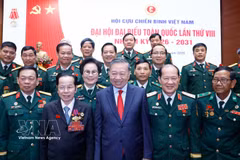 Le secrétaire général du Parti et président Tô Lâm et des délégués du 8e Congrès national de l'Association des anciens combattants du Vietnam. Photo: VNA