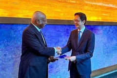 L’ambassadeur Dô Viêt Hung, chef de la Mission permanente du Vietnam auprès des Nations Unies (droite), remet la version vietnamienne du "Pacte pour l’Avenir" au président de la 79e session de l’Assemblée générale, Philemon Yang. Photo: VNA